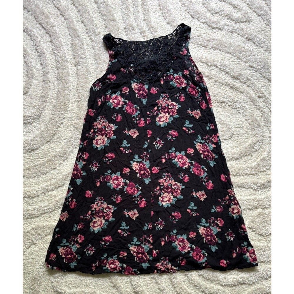 Black And Floral Print Sleeveless Blouse Size Juniors M With Lace Neck Detail